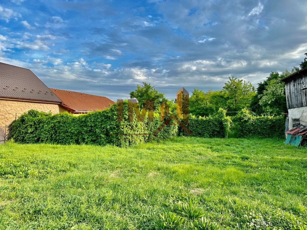 NA PREDAJ VEĽKÝ STAVEBNÝ POZEMOK O ROZLOHE 1880m2 V ŠURANOCH