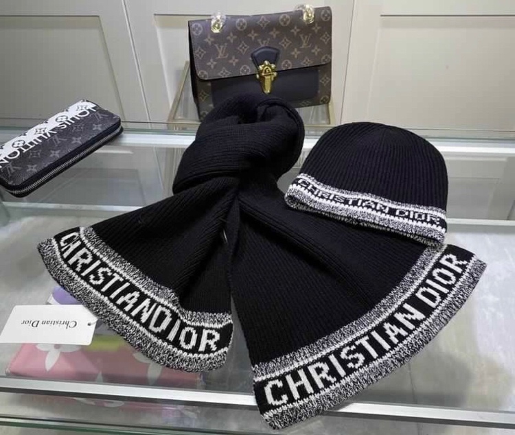 Set Christian Dior - šál a čiapka.