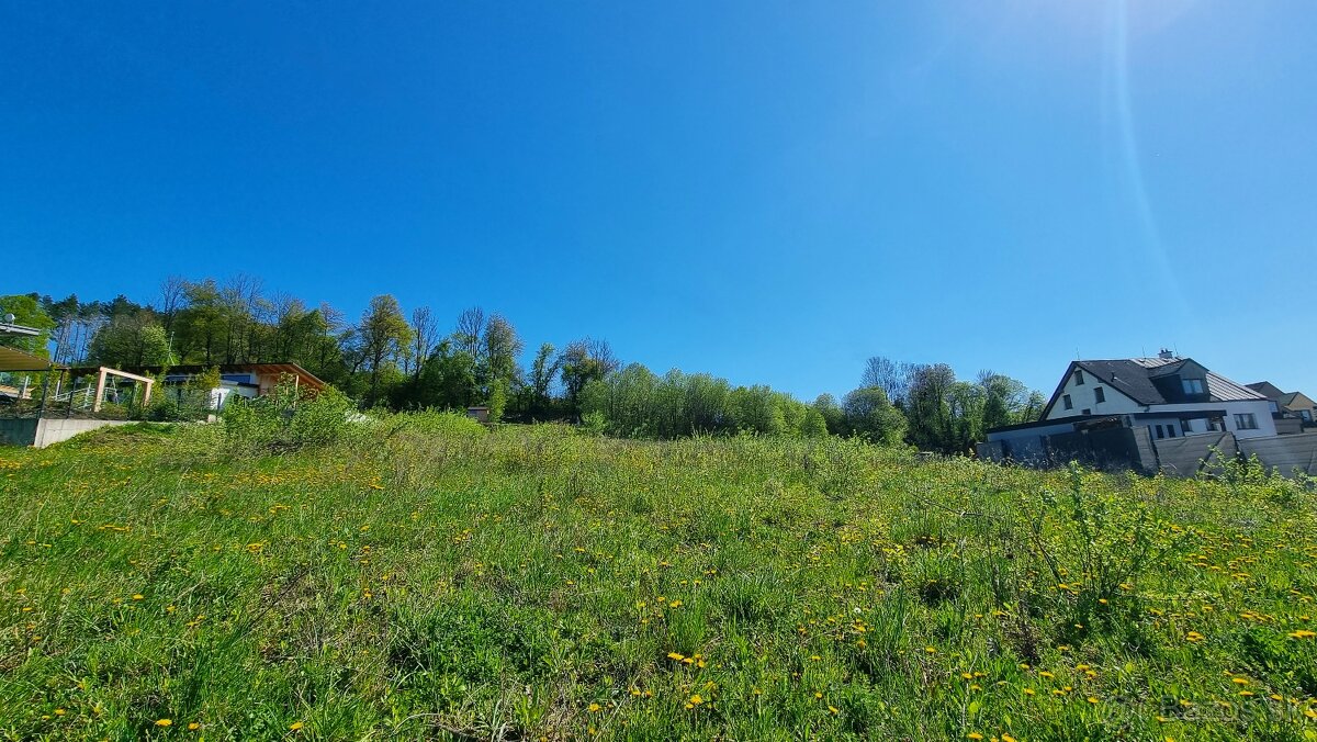 Slnečný pozemok stavebný 468 m2, atraktívne miesto, pred