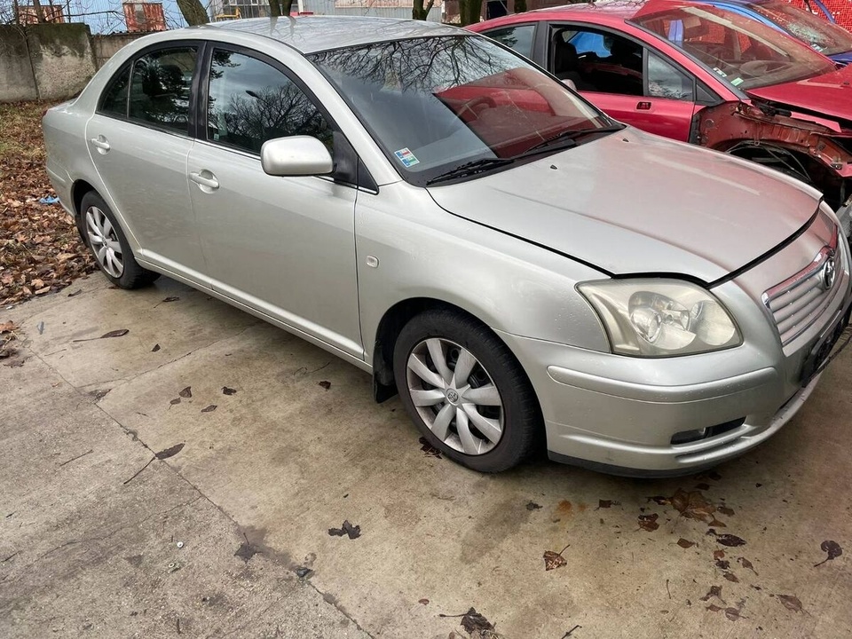 Rozpredám na náhradné diely Toyota Avensis T25 2.2 D4D 2AD