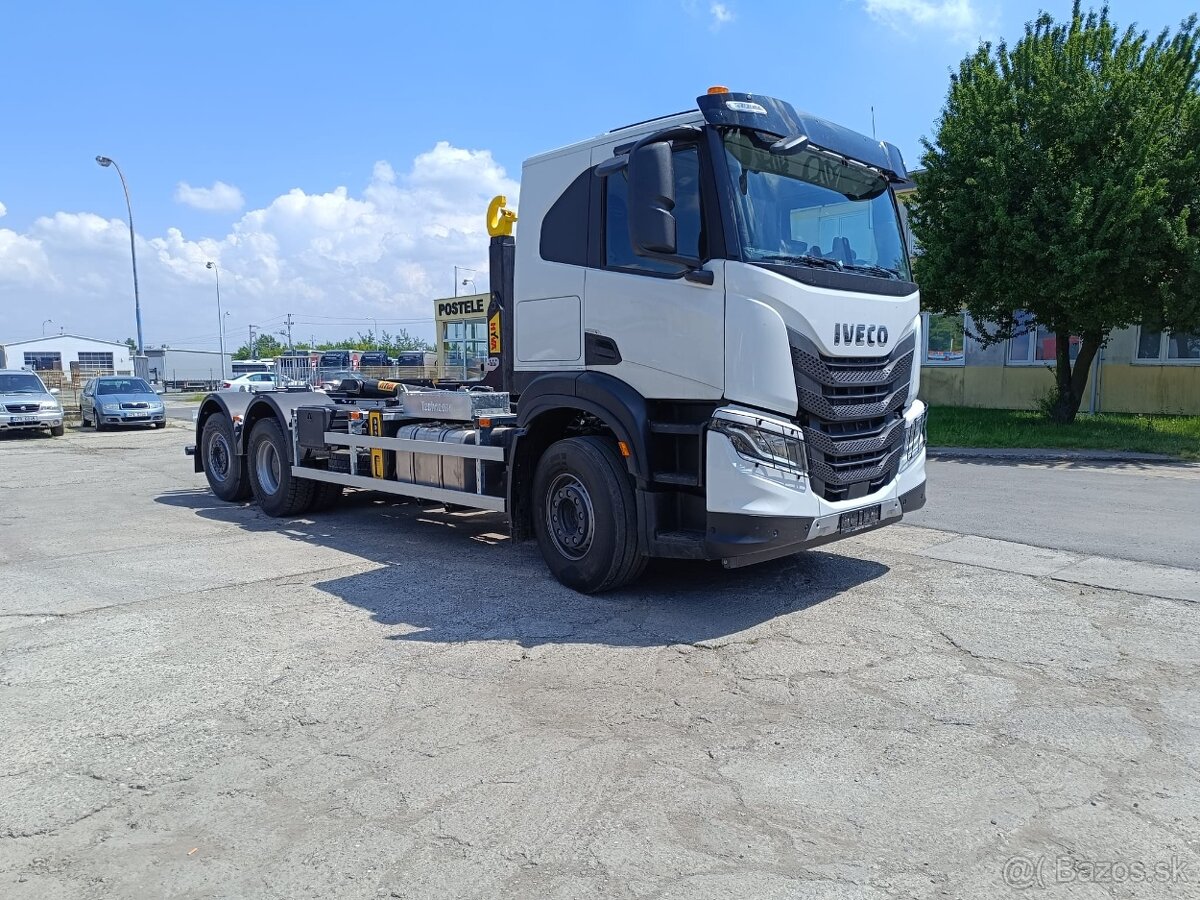 Iveco X-WAY 6x2 s nosičem kontejneru Hyvalift TITAN 22-60-SK