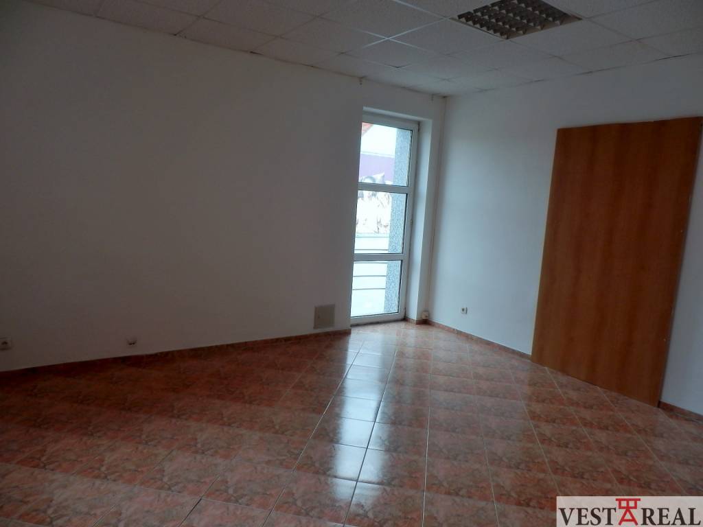 Na prenájom priestor- kancelária o výmere 36m2 Trnava Sladov