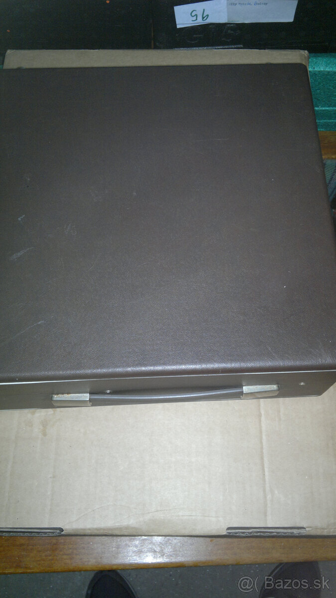 Starý funkčný kufríkový gramofón Telefunken
