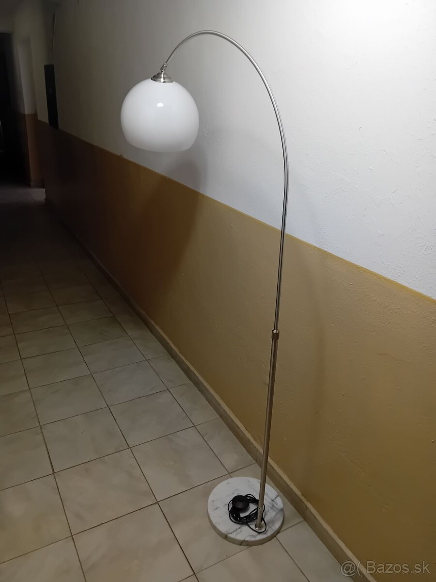 Jago stojaca oblúková lampa