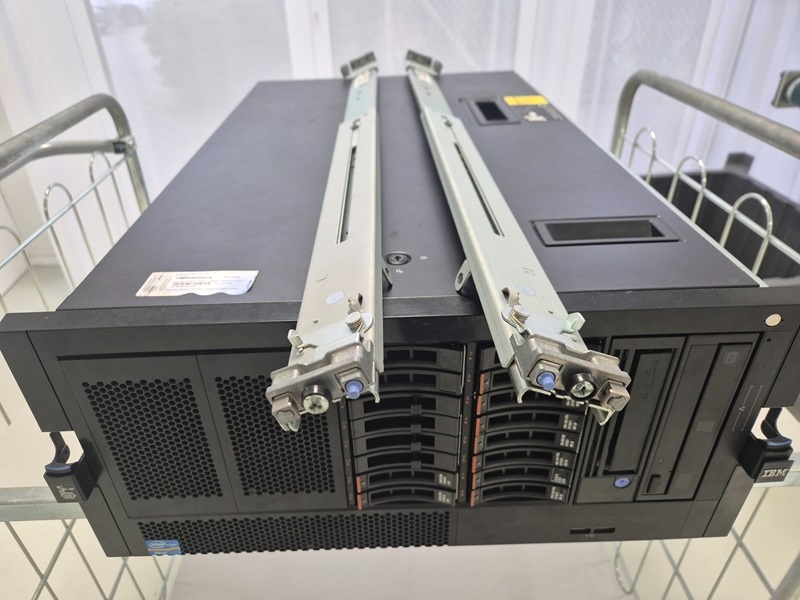 Predám 4U server IBM System x3500 M4