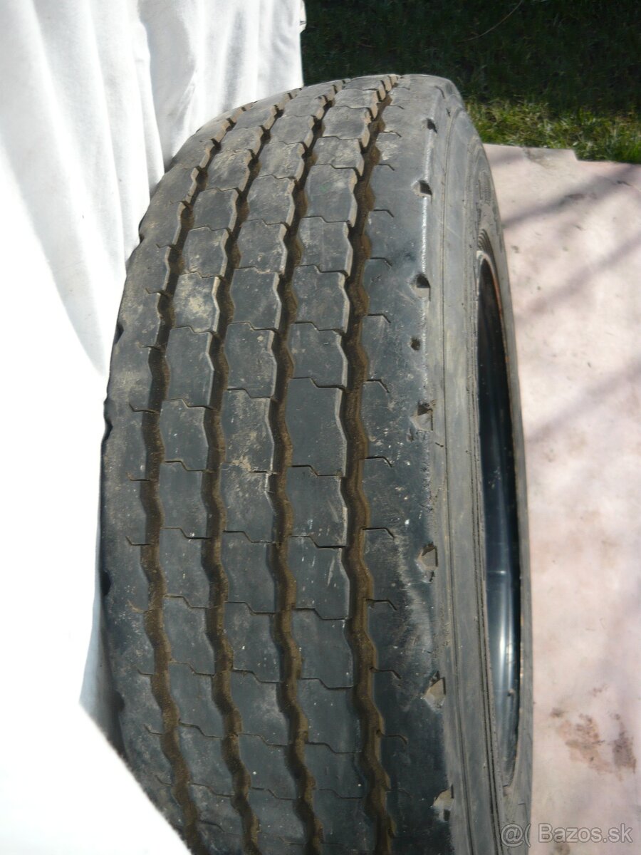 Pneu 215/75 R 17,5