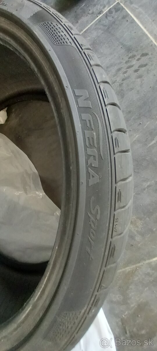 225/35 R19