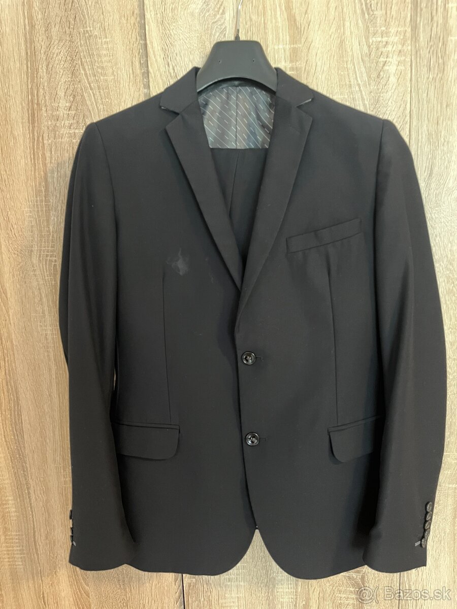 Predám Slim fit oblek Výška 176 /pás 86 cm