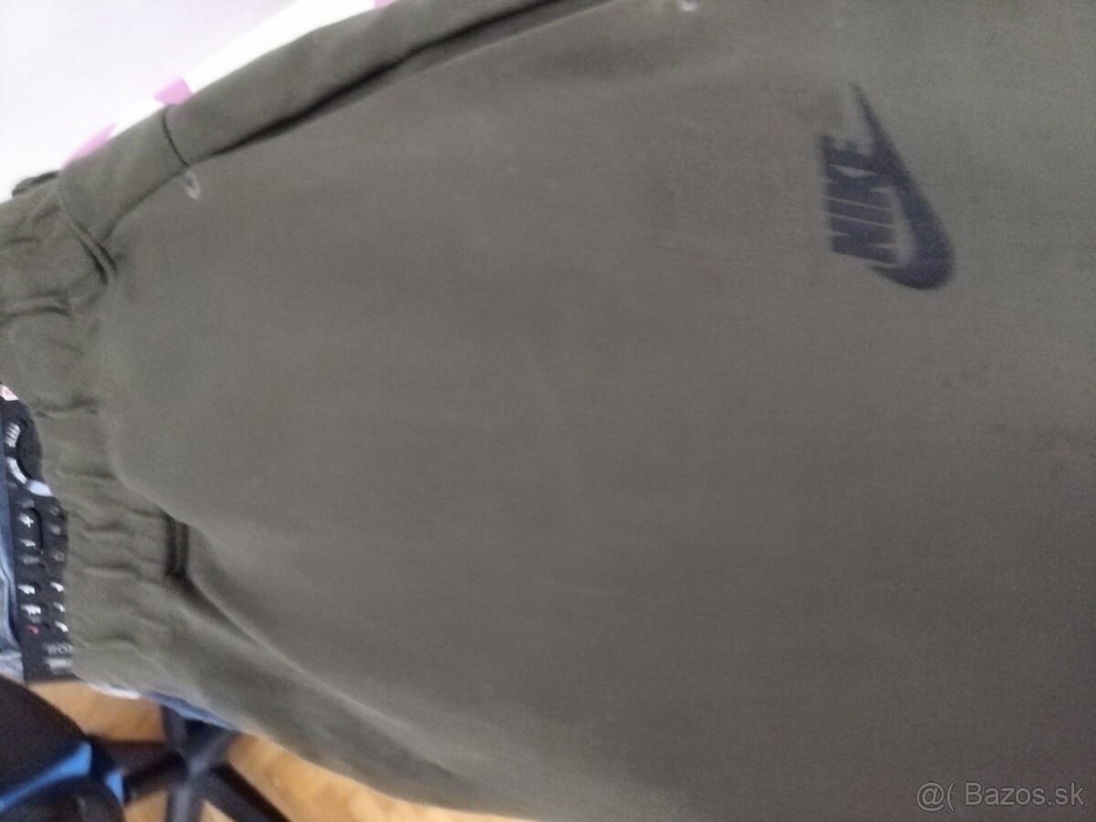 Predám Orginal Nike veľkosť L tepláky