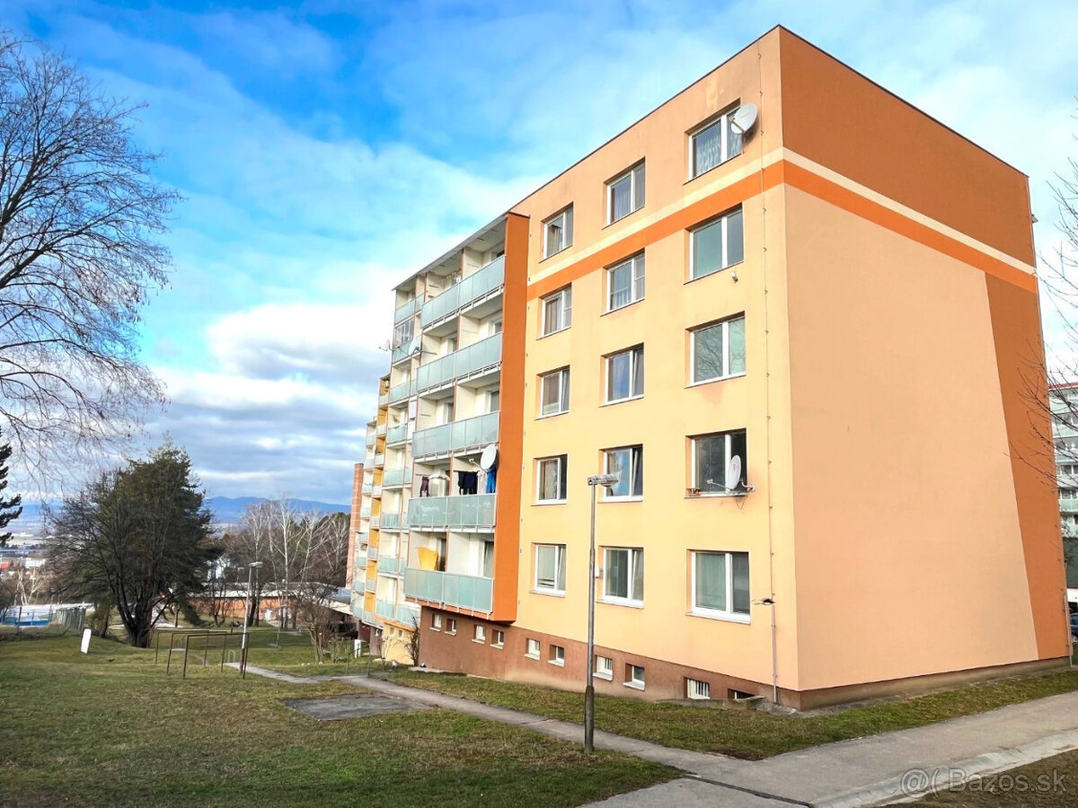 Veľký 2 izbový byt s lodžiou 65 m2, ul. K. Smidkeho,Trenčín