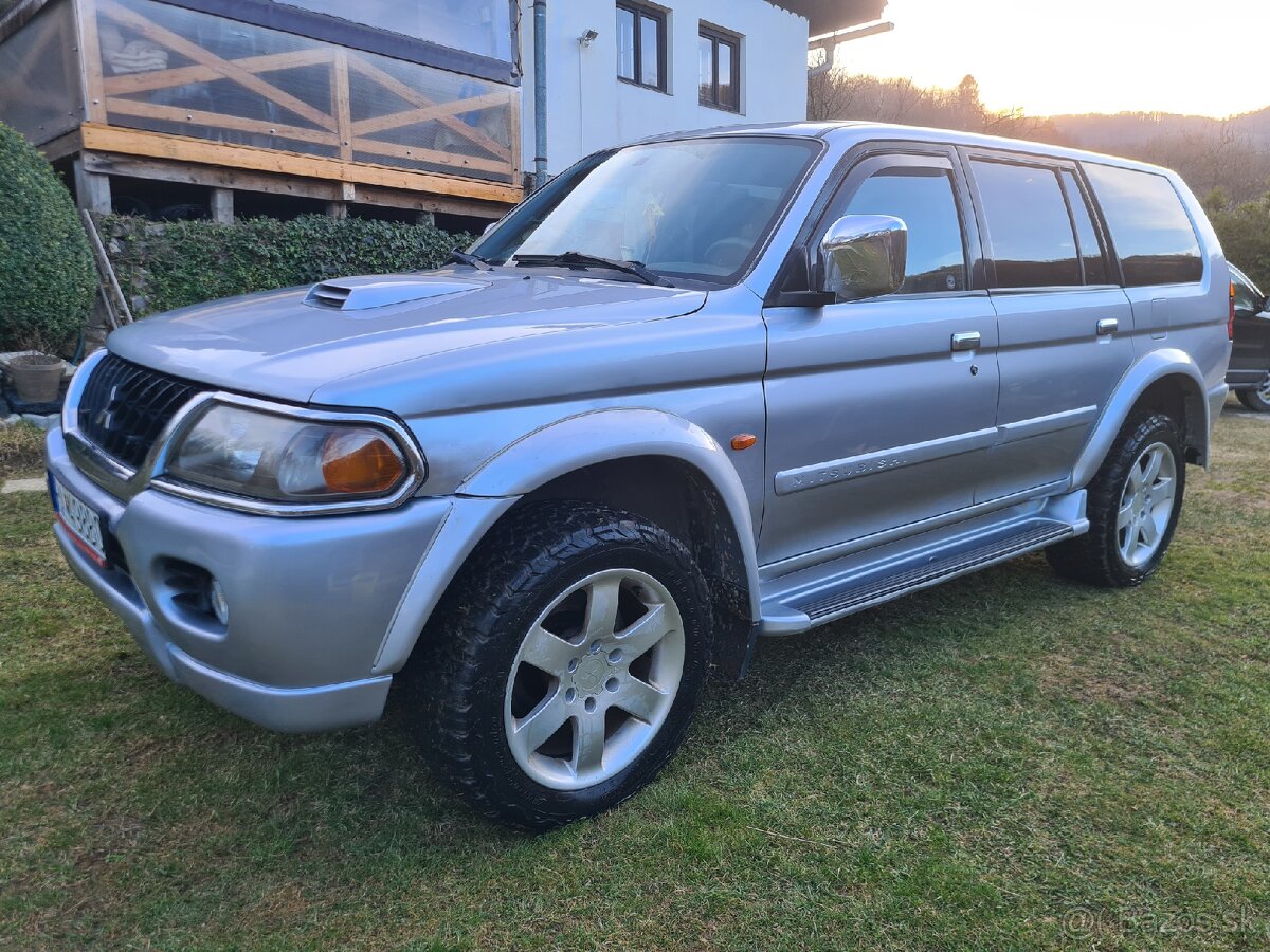 Nášlapy + plato pajero sport