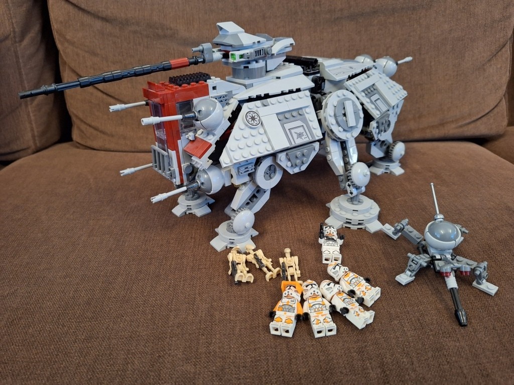 Predám LEGO Star Wars 75337 AT-TE