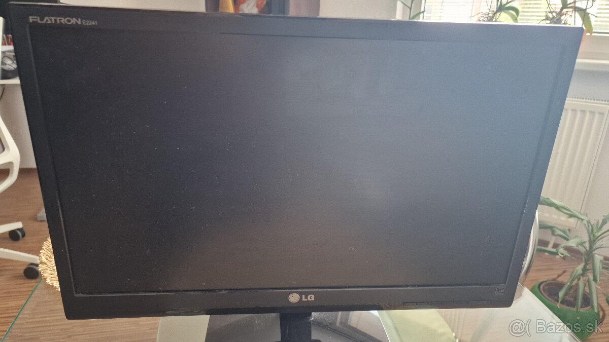 Predám 22 palcový monitor LG E2241