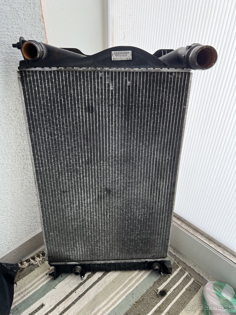 Chladiaci radiátor Audi a6 c6 4F0121251R