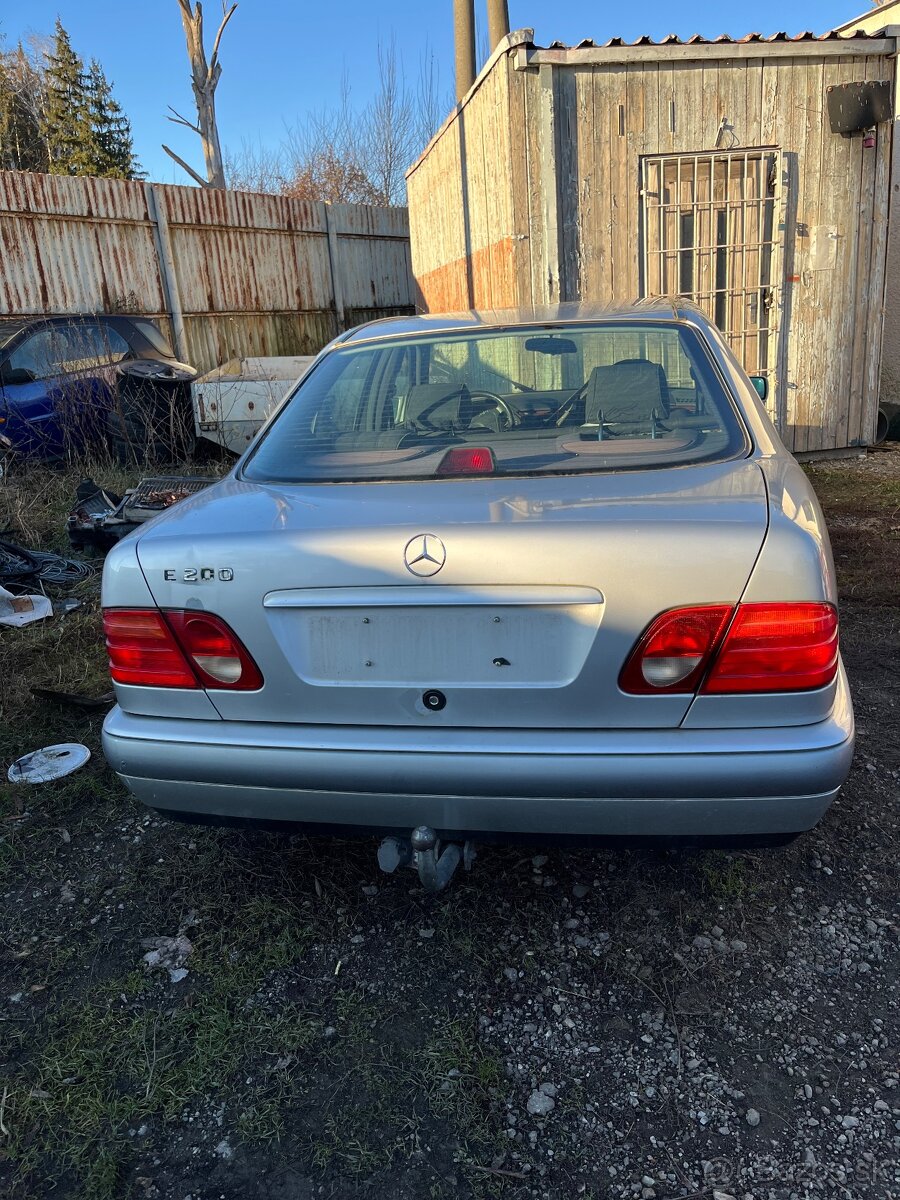 Mercedes E200