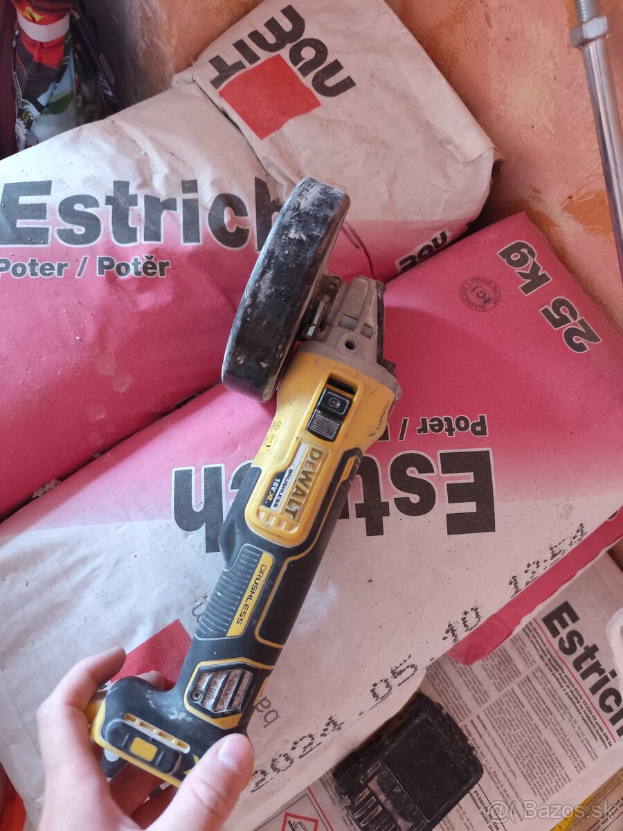 DeWALT aku uhlová brúska, karbina DCG405NT+ aku