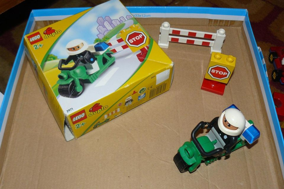 staré lego duplo policajt