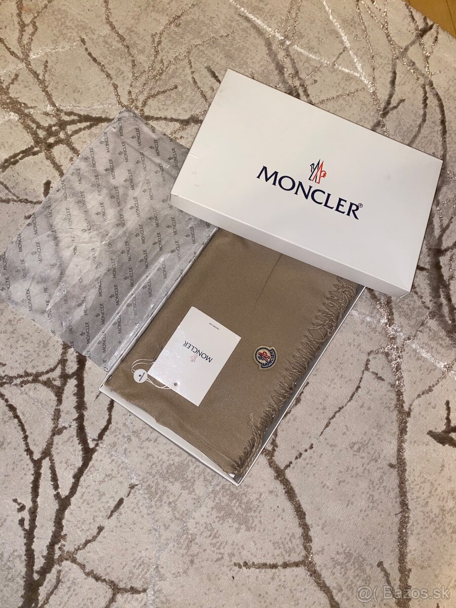 Moncler šál