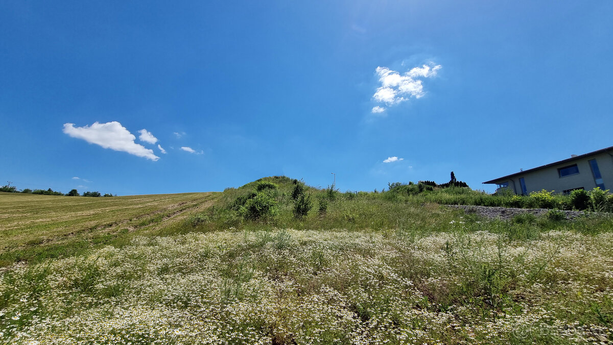 EXKLUZÍVNE Atraktívny slnečný pozemok 901 m2, výborná