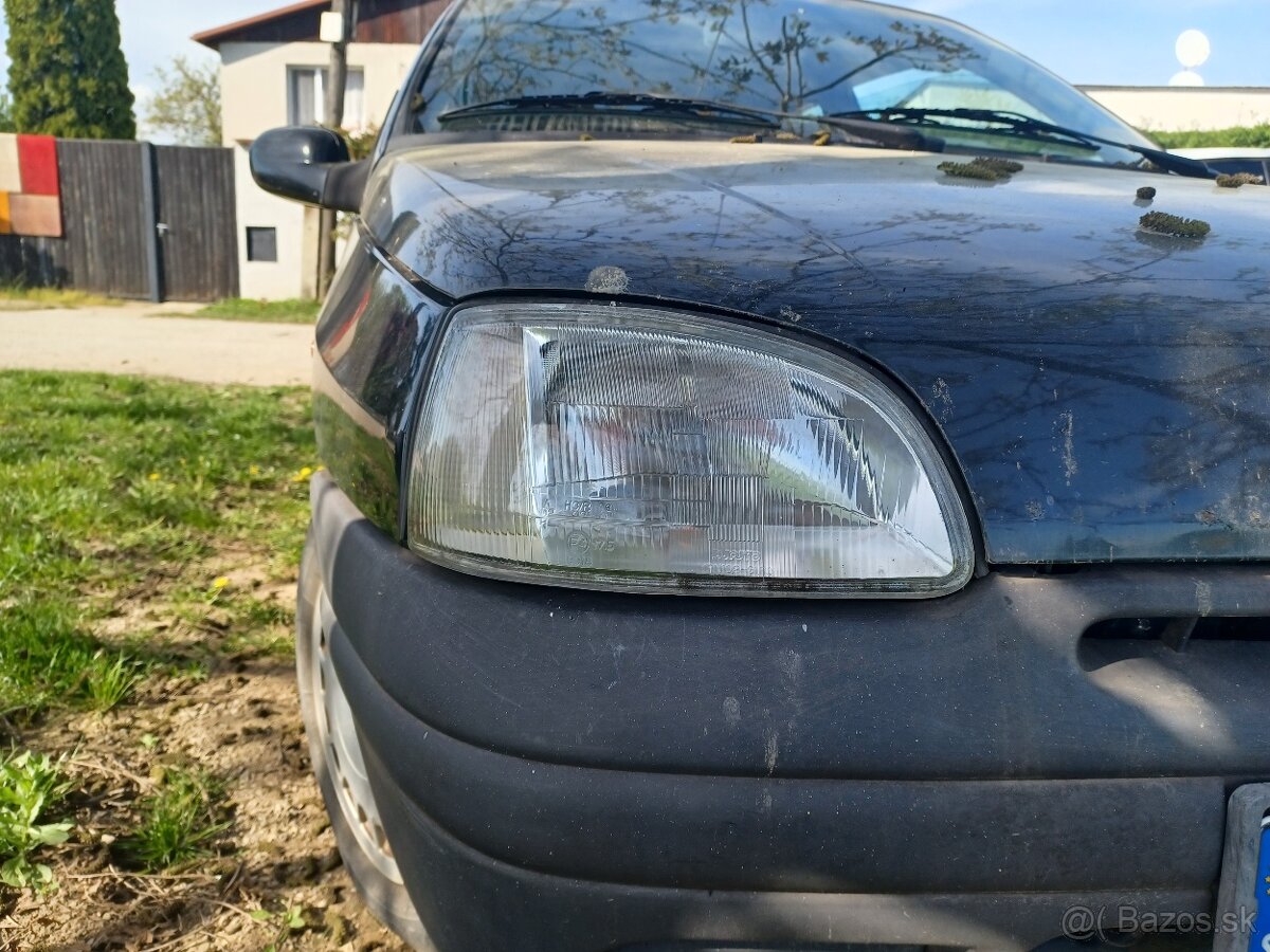 Renault Clio 1996 3dver., kúpim predné svetlo náhradné diely