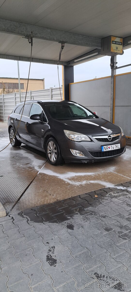 Predam Opel astra sports combi