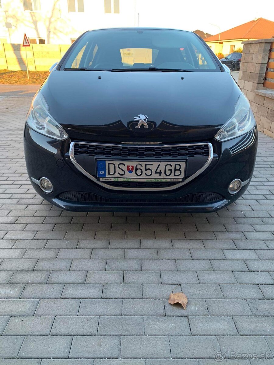 Predam peugeot 208 1,2, benzin , 130 000km