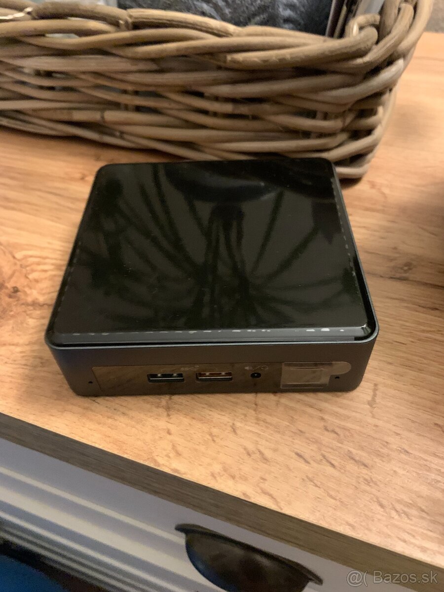 Intel NUC  model NUC8i7BEK