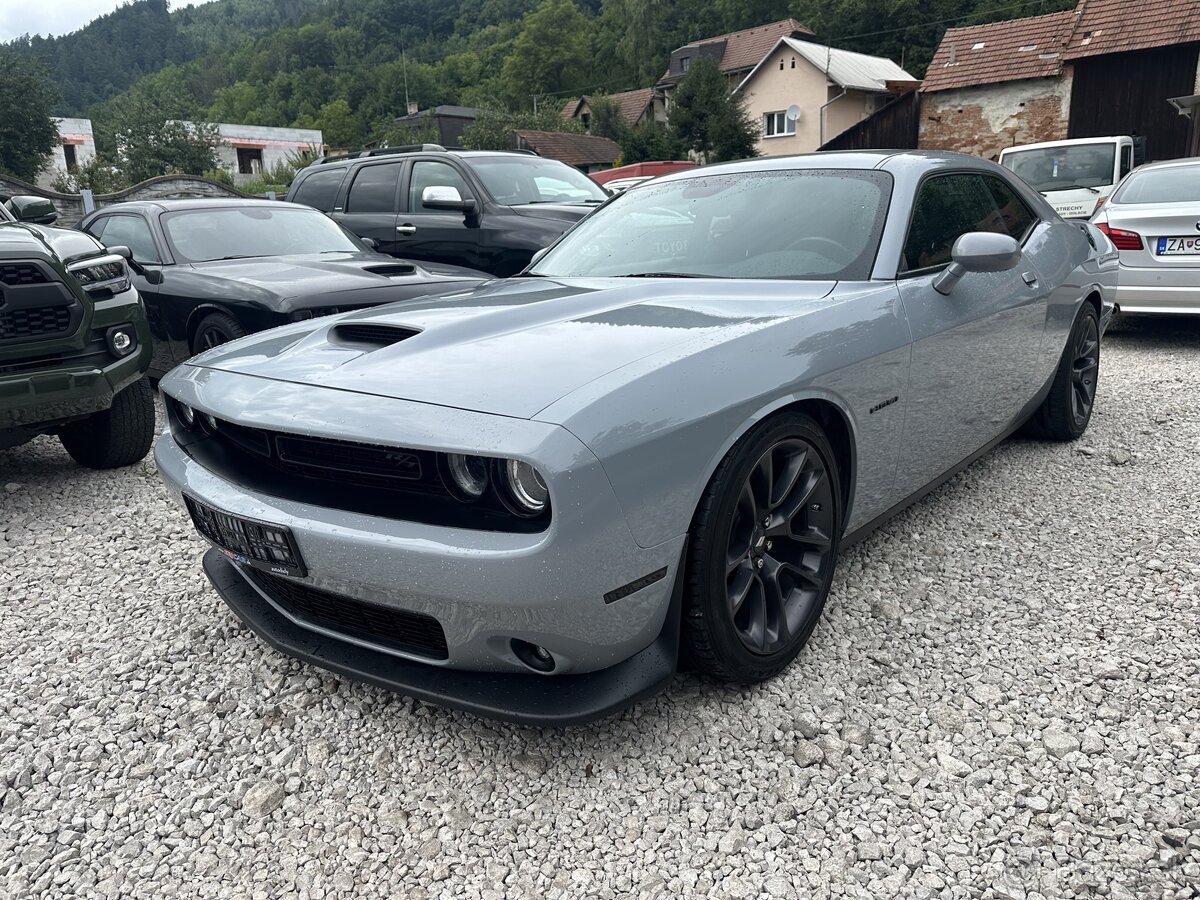 2020 Dodge Challenger 5,7 V8 AT8 R20 pastelová sivá