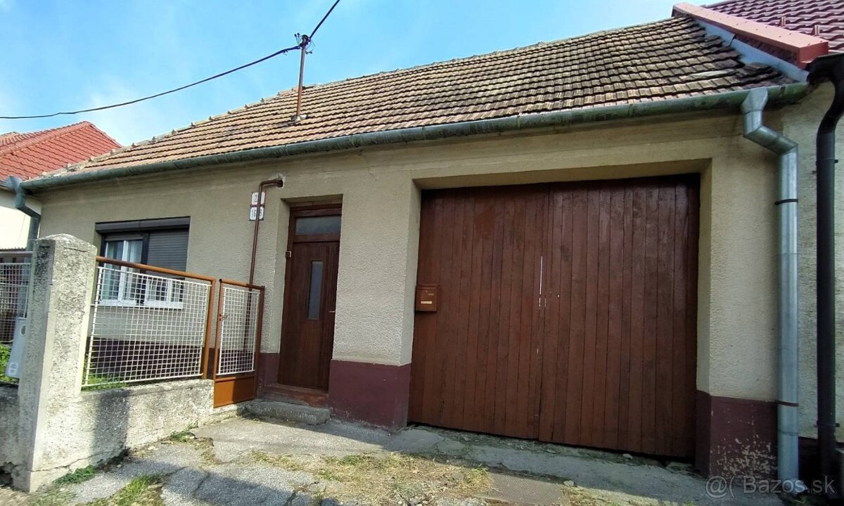 Rodinný dom PRIAMO V HLOHOVCI - 860 m2 rovinatý pozemok