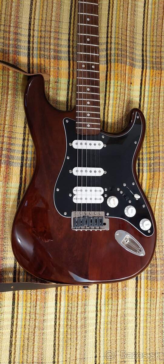 Squier Classic Vibe '70s Stratocaster HSS IL Walnut