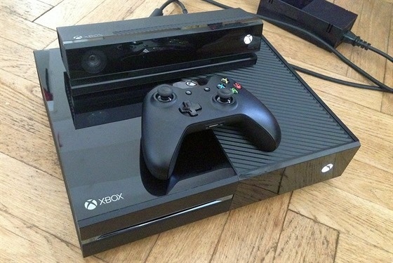 Xbox One konzola, kinect kamera, prislusenstvo a vela hier