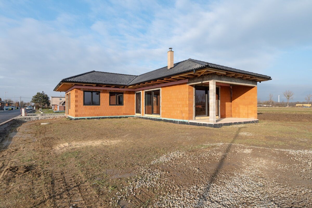 NA PREDAJ 4 IZBOVÝ BUNGALOV S KRÁSNYM POZEMKOM | 588m² | PER