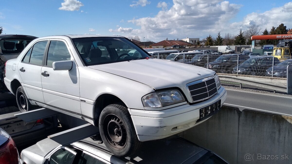 Lacno rozpredám Mercedes-Benz C W202 1993-2000 na ND