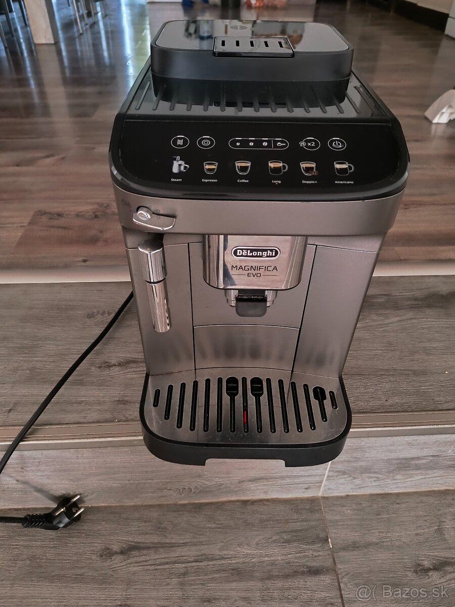 Kávovar DeLonghi magnifica evo