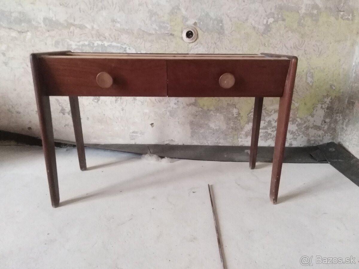 Starý suflikovy stolik