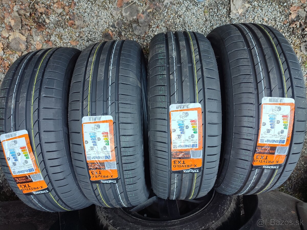 225/55R17 TRACMAX X-PRIVILO3