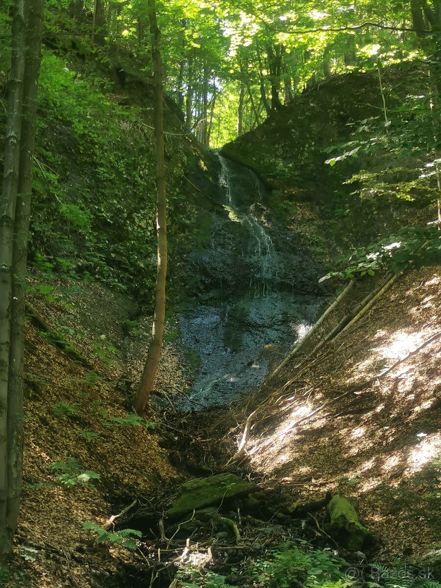 Králiky  pozemok a Potok 1649m2  na samote.