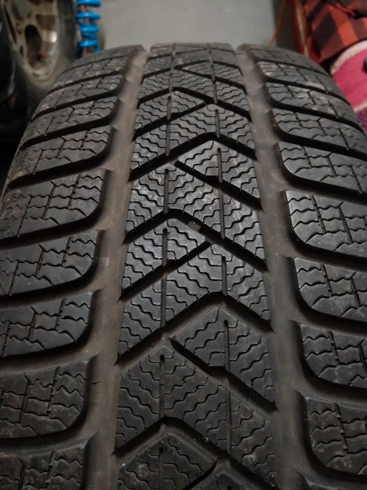 235/45 19 zimné PIRELLI.