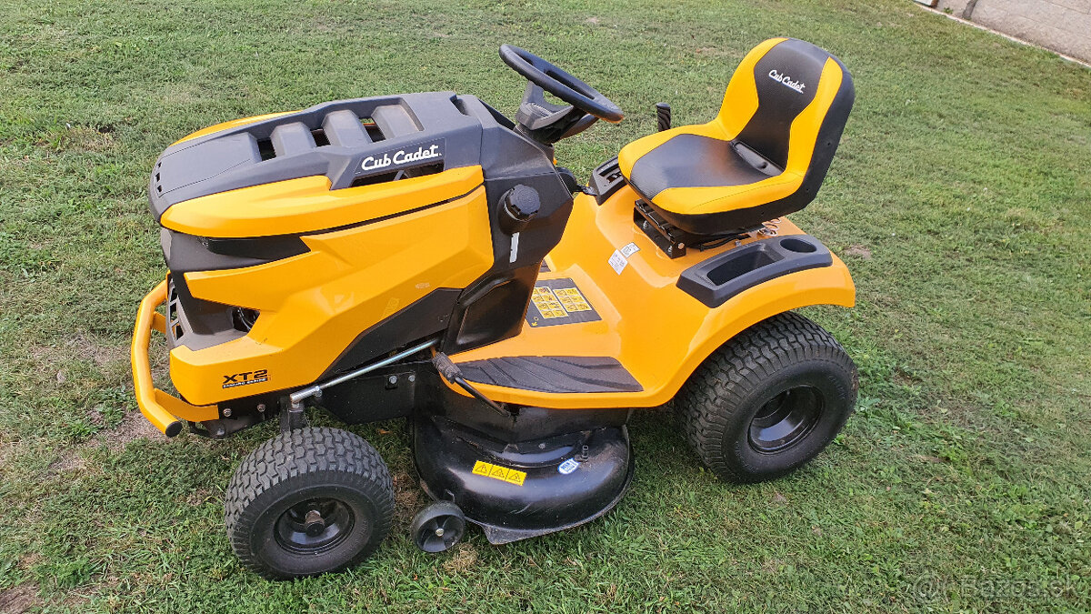 Záhradný traktor s bočným vyhadzovaním Cub Cadet XT2 PS107