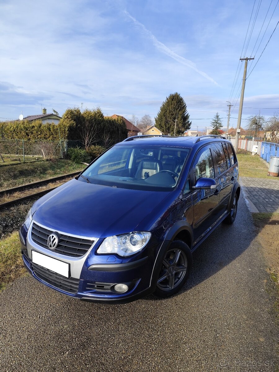 VW Touran Cross 2.0 automat NOVÁ STK