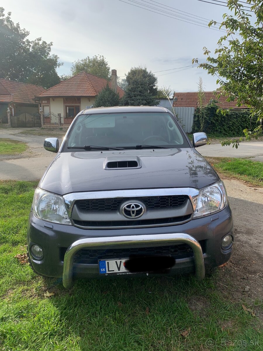 Predám Toyotu Hilux r.v. 2011