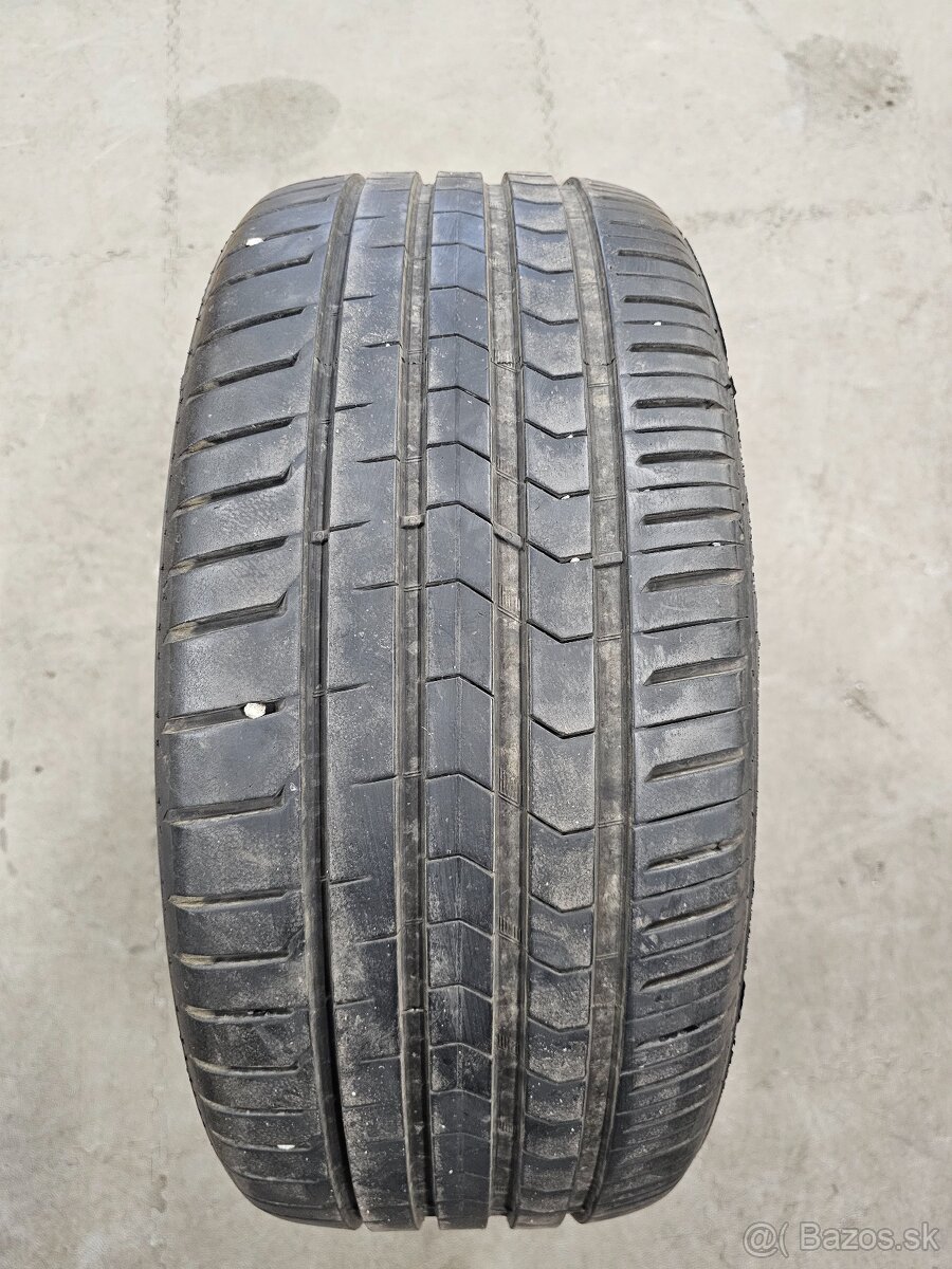 225/40 R18