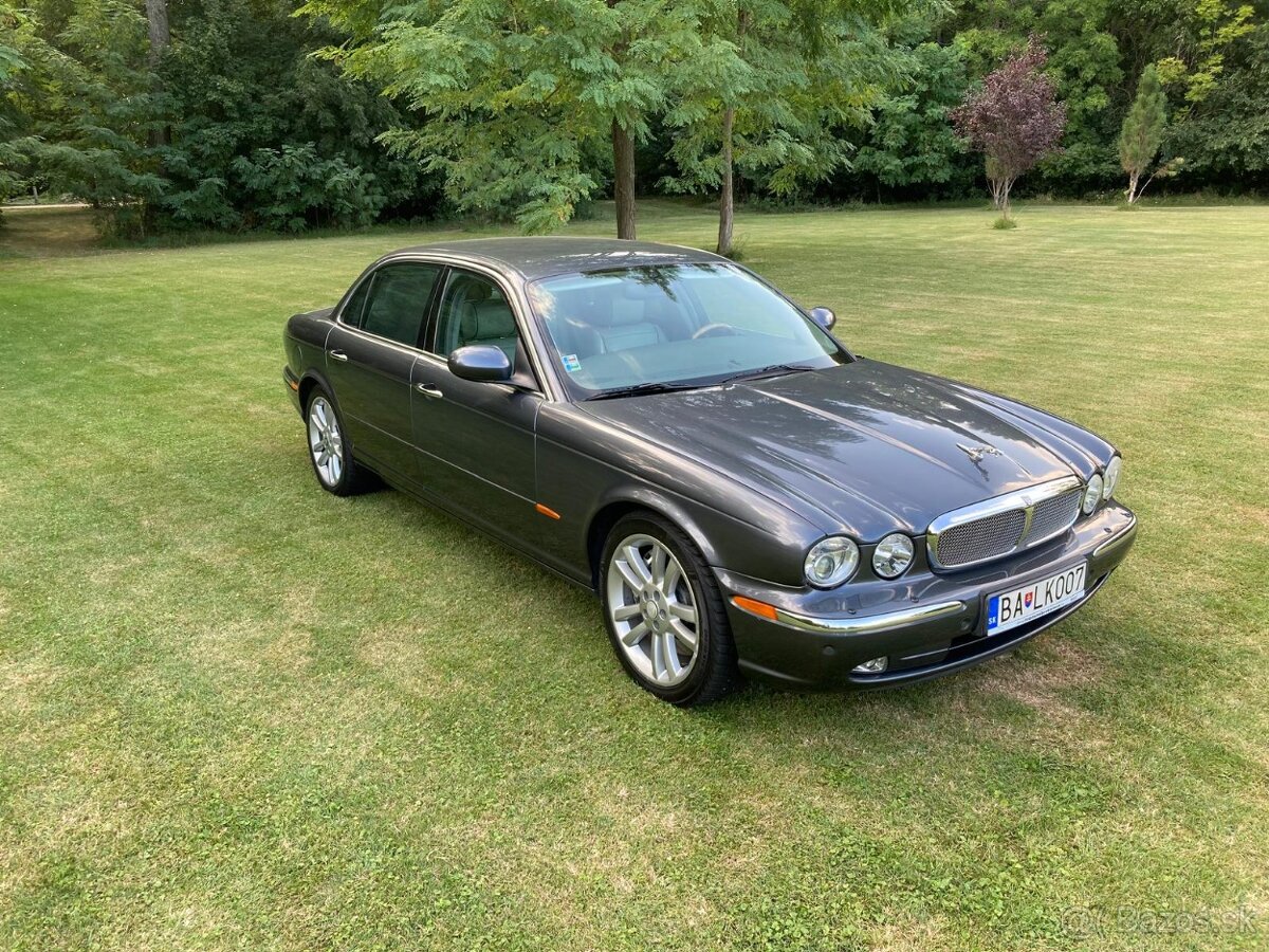Jaguar XJ auto na svadbu. Svadobné auto