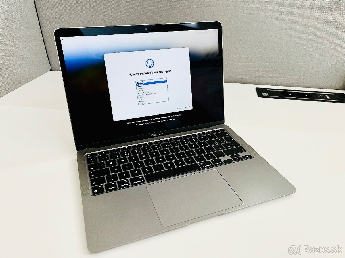 Macbook M1 2020 8GB vesmírne sivý