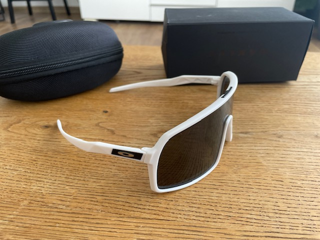 Oakley sutro biele s čiernym sklom