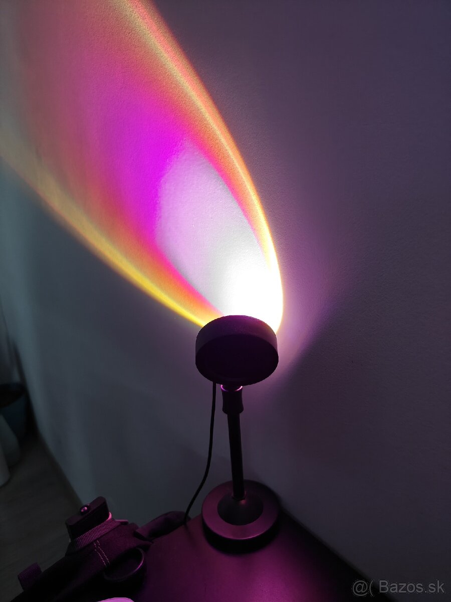 RGB svetelná otočná lampa s DO