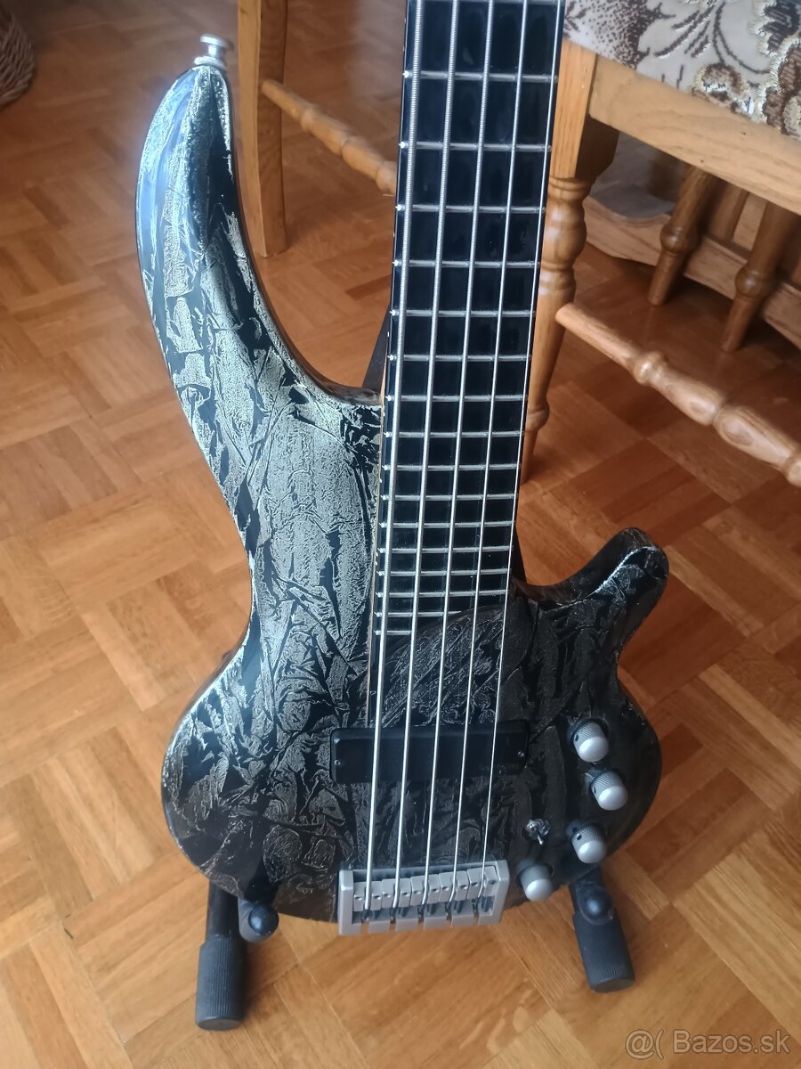 Basgitarka Cort Curbow 5