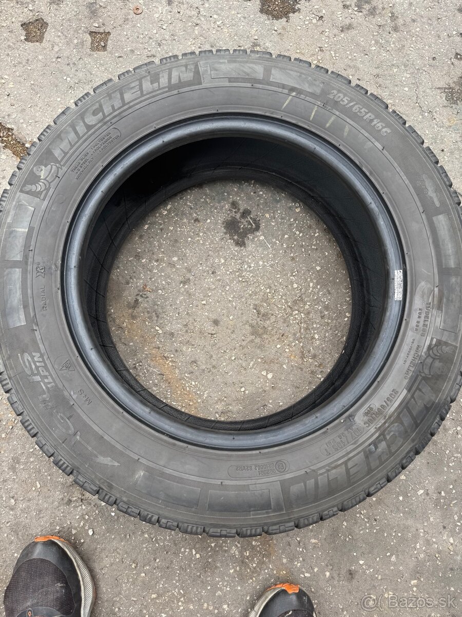 Predam zimné pneu 205/65r16c