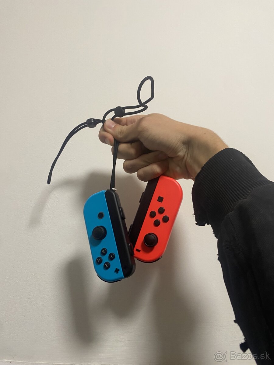 Nintendo switch ovládače a charging grip