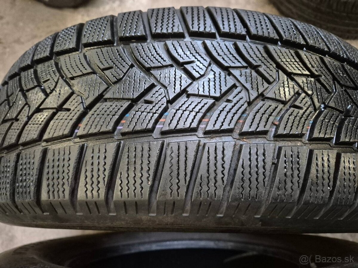 235/65 R17 zimné 4 ks DUNLOP dezém 7 mm DOT2019